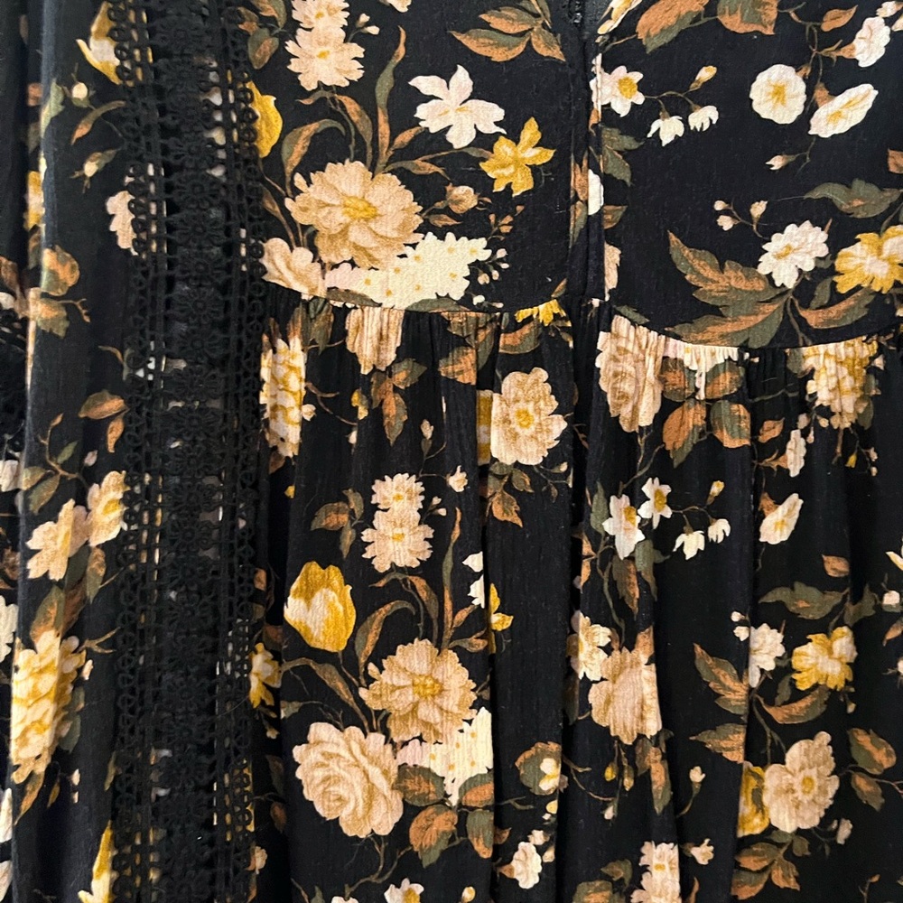 American Eagle Outfitters Lace Black & Floral Oversized V-Neck Blouse - Picture 5 of 7
